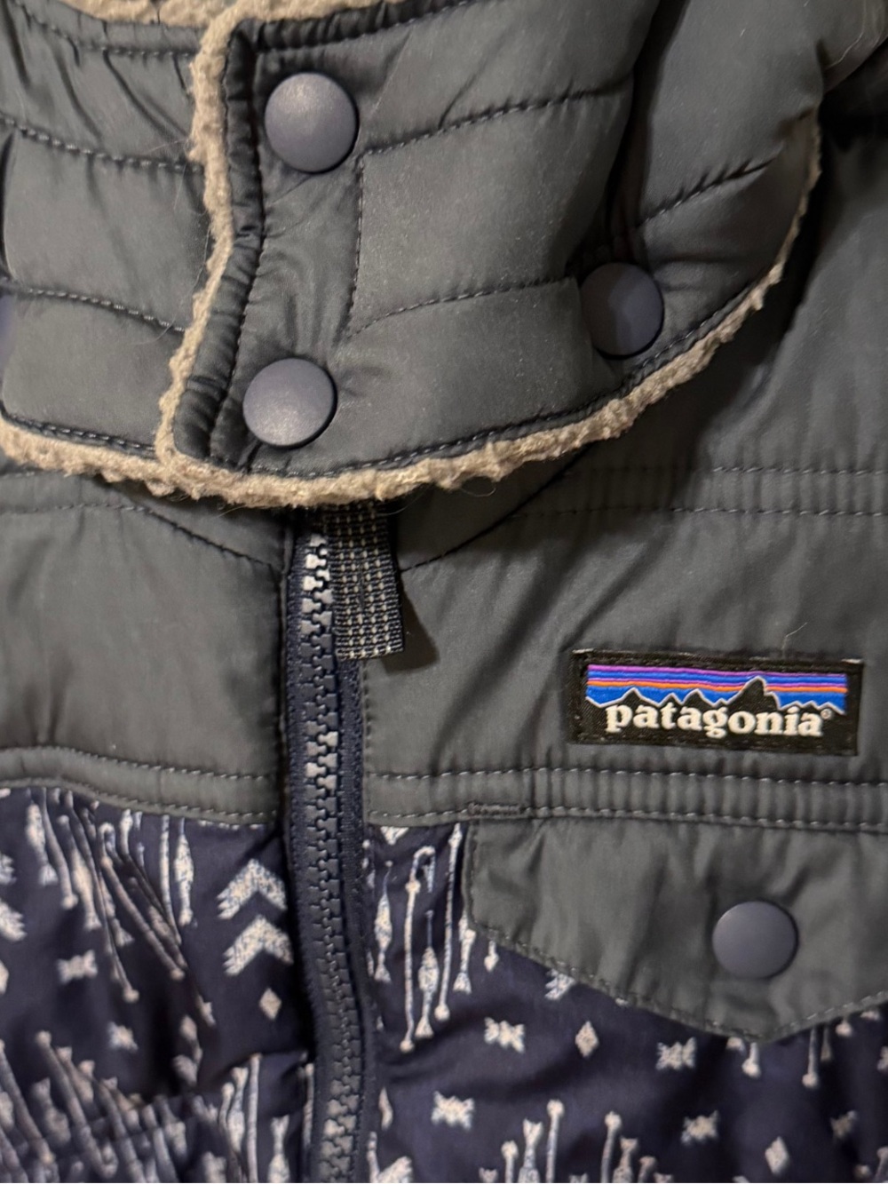 Patagonia - Baby Hooded Winter Coat in Navy Geometric Print 6-12M - Picture 6 of 7